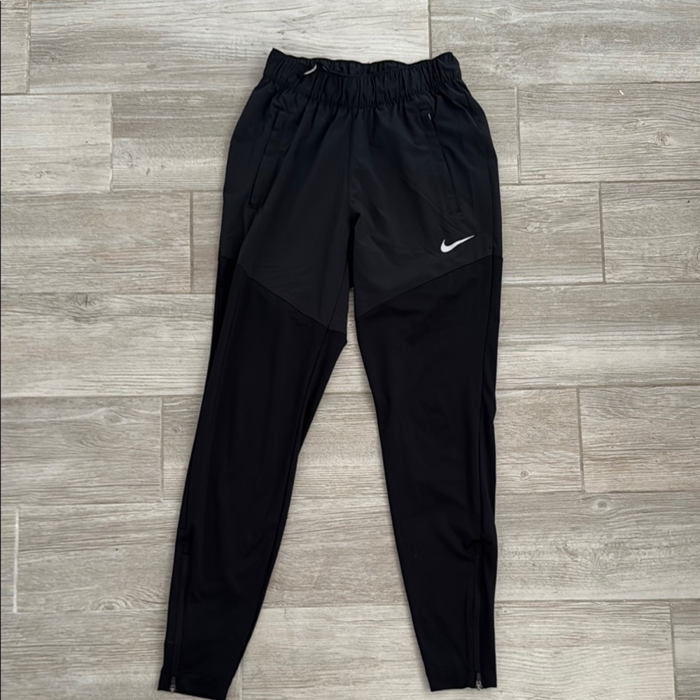 Nike Black Sweatpants Joggers with Tapered Fit and Elastic Cuffs